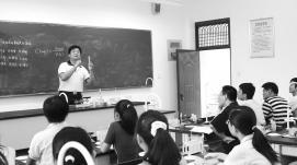 落實(shí)新課標(biāo)，教師要超越“教書”走向“育人”